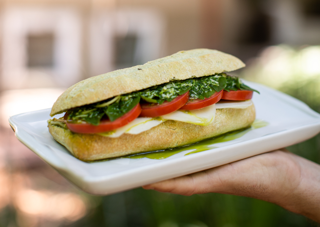 Sanduíche Rápido Caprese com Pesto de Manjericão