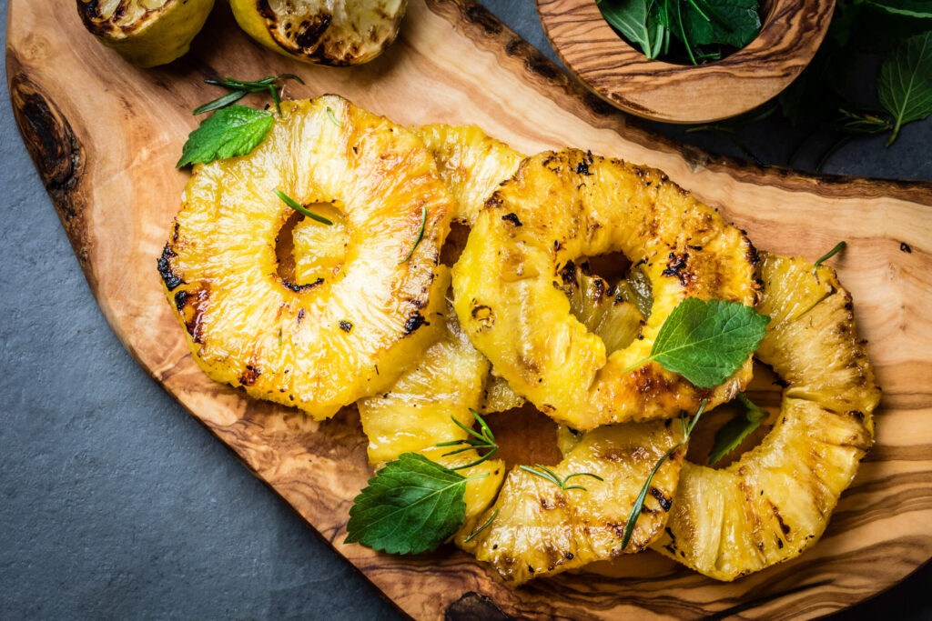 Sanduíche Rápido de Frango Grelhado com Abacaxi e Molho de Pimenta